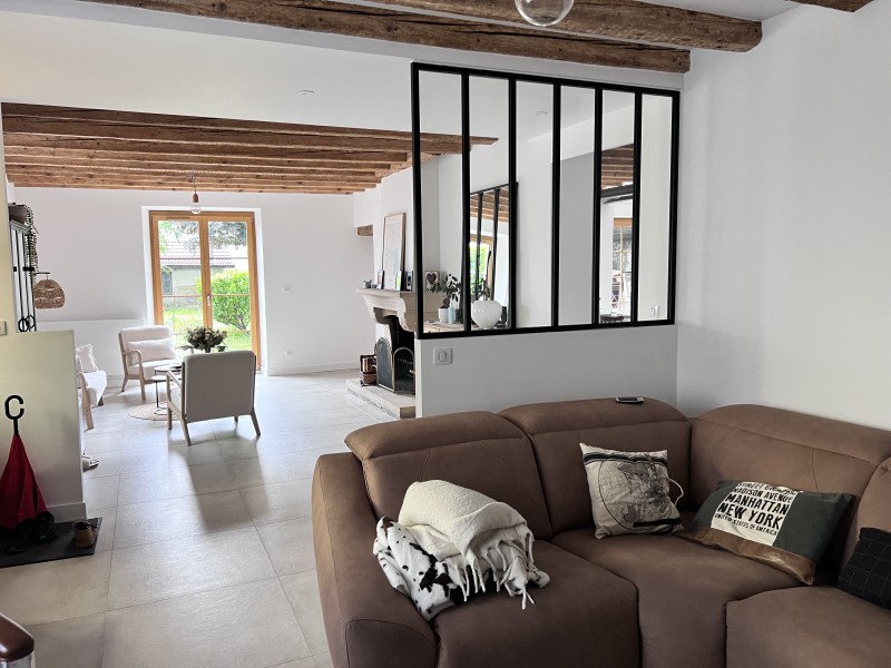 Rénovation technique complète avec isolation des combles en GR 32, menuiseries sur mesure et sols PVC à Ferney-Voltaire