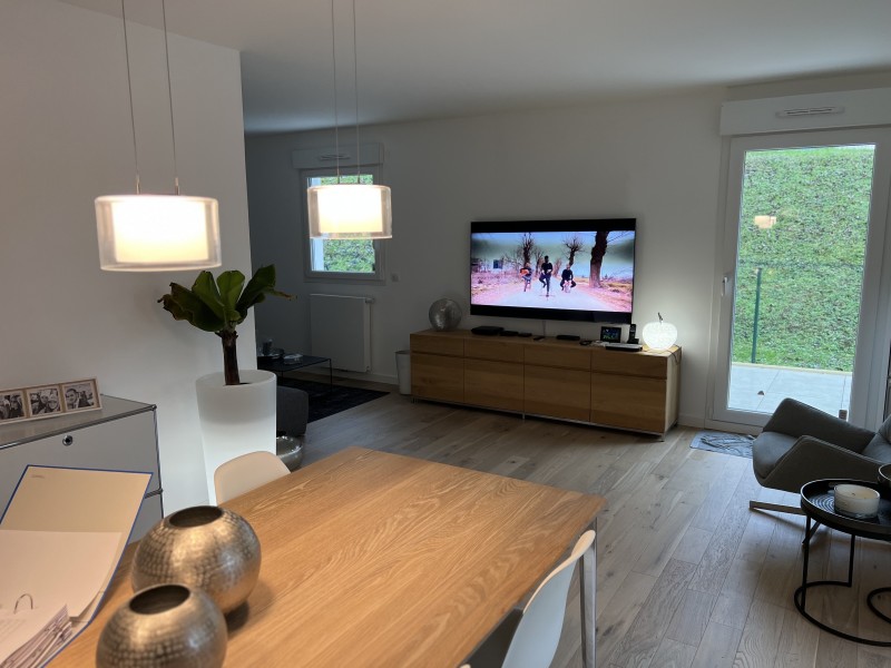 Rénovation complète avec isolation thermique renforcée, menuiserie PVC haute performance, parquet chêne vernis et terrasse sur plots dans l’Ain à deux pas de Ferney-Voltaire