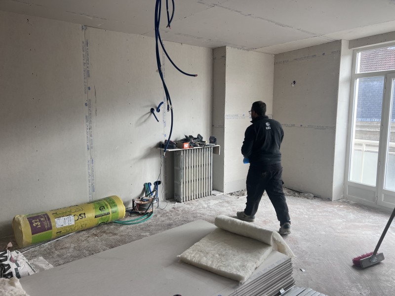 Rénovation technique complète avec isolation des combles en GR 32, menuiseries sur mesure et sols PVC à Ferney-Voltaire