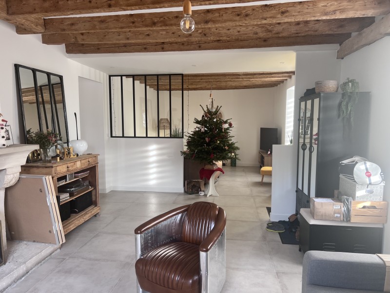 Transformation complète d’une maison ancienne à Collonges-au-Mont-d'Or(69660) proche de Lyon avec doublage des murs en placo , PAC Mitsubishi  et sablage de poutres