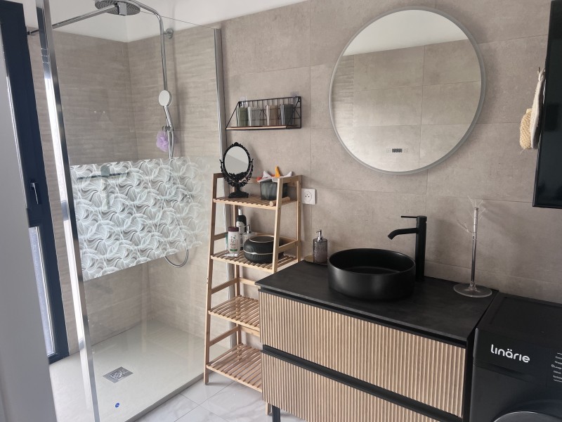 Transformation complète d’un T3 avec cloisonnement en BA13, faïences LIFE 60x60, parquet Quick Step et climatisation Daikin à Lyon 7ème