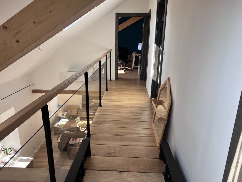 Rénovation technique complète avec isolation des combles en GR 32, menuiseries sur mesure et sols PVC à Ferney-Voltaire