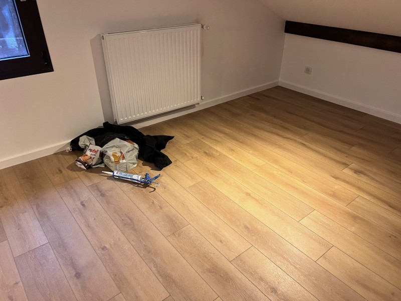 Installation de radiateurs à inertie en fonte, cloisonnements BA13, VMC hygroréglable et menuiseries sur mesure à Lyon pour une rénovation complète