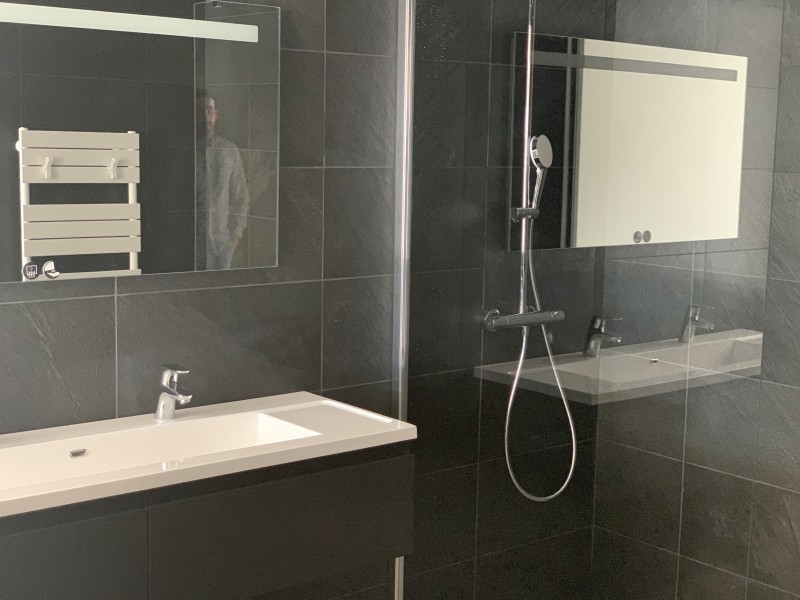 Rénovation complète avec plancher chauffant, verrière fixe, PAC Daikin et menuiseries aluminium à Saint-Genis-Pouilly