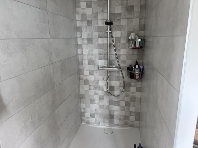 Transformation complète d’une maison ancienne à Collonges-au-Mont-d'Or(69660) proche de Lyon avec doublage des murs en placo , PAC Mitsubishi  et sablage de poutres