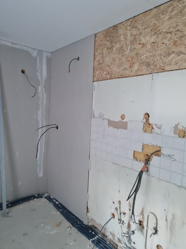 Transformation complète d’un appartement T4 à Caluire-et-Cuire sur 4 mois avec rénovation salle de bain, faïence grand format, parquet chêne, plâtrerie et mise aux normes électriques