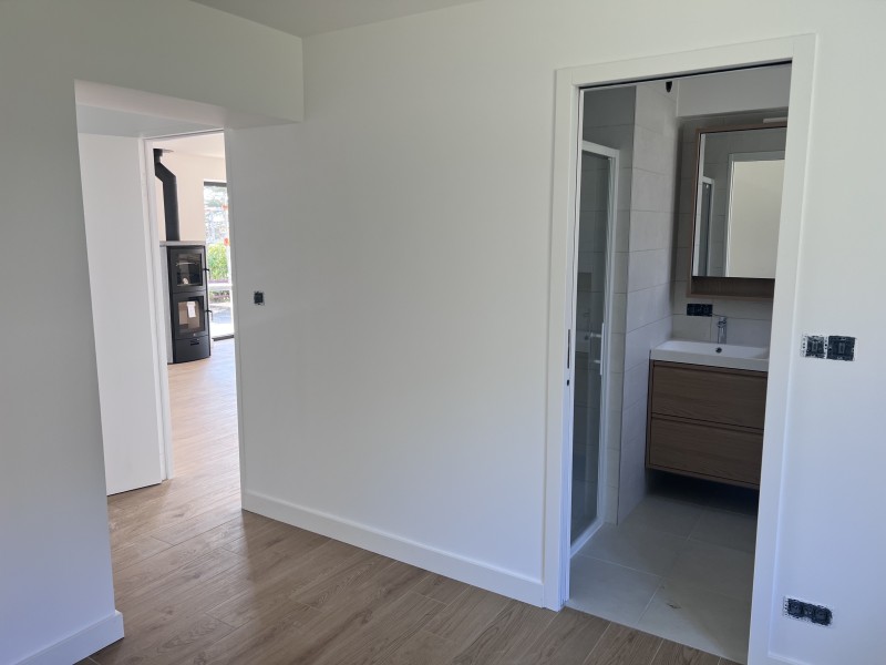 Projet de rénovation lourde d'une maison à Sergy Pays de Gex avec ouverture de murs porteurs, rénovation électrique complète, ravalement de façade, et installation de menuiseries aluminium motorisées