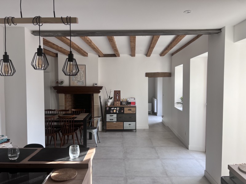 Transformation complète d’une maison ancienne à Collonges-au-Mont-d'Or(69660) proche de Lyon avec doublage des murs en placo , PAC Mitsubishi  et sablage de poutres