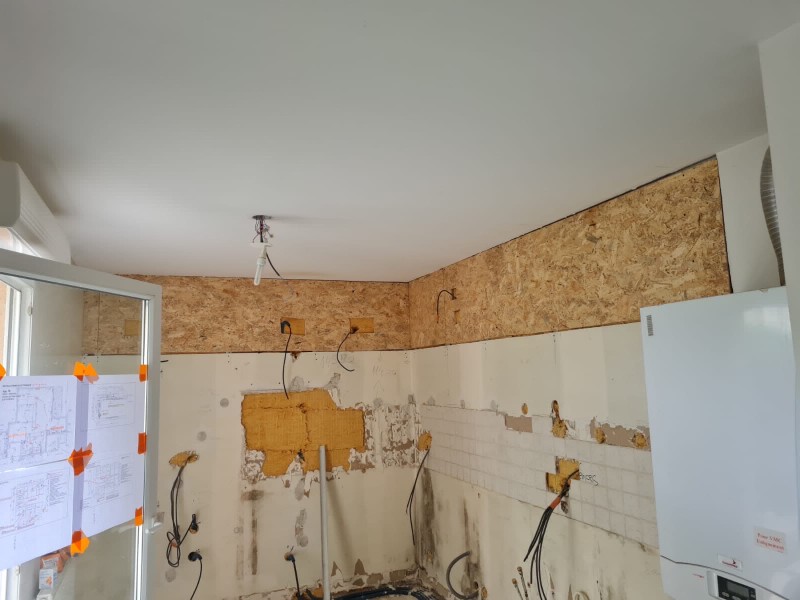 Transformation complète d’un appartement T4 à Caluire-et-Cuire sur 4 mois avec rénovation salle de bain, faïence grand format, parquet chêne, plâtrerie et mise aux normes électriques