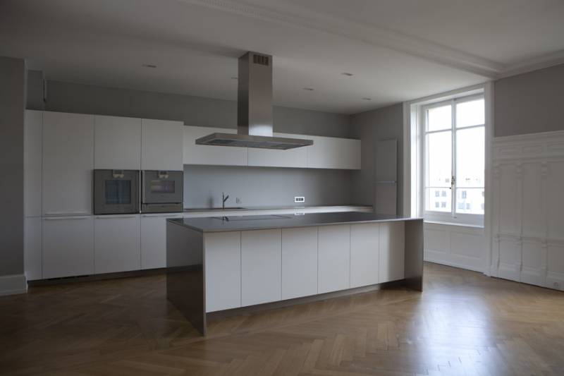 Ponçage et vitrification de parquet dans le salon d'un appartement à Lyon