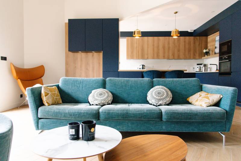 Salon rénové entièrement et agencé par Ksenia Kouzmina à Lentilly