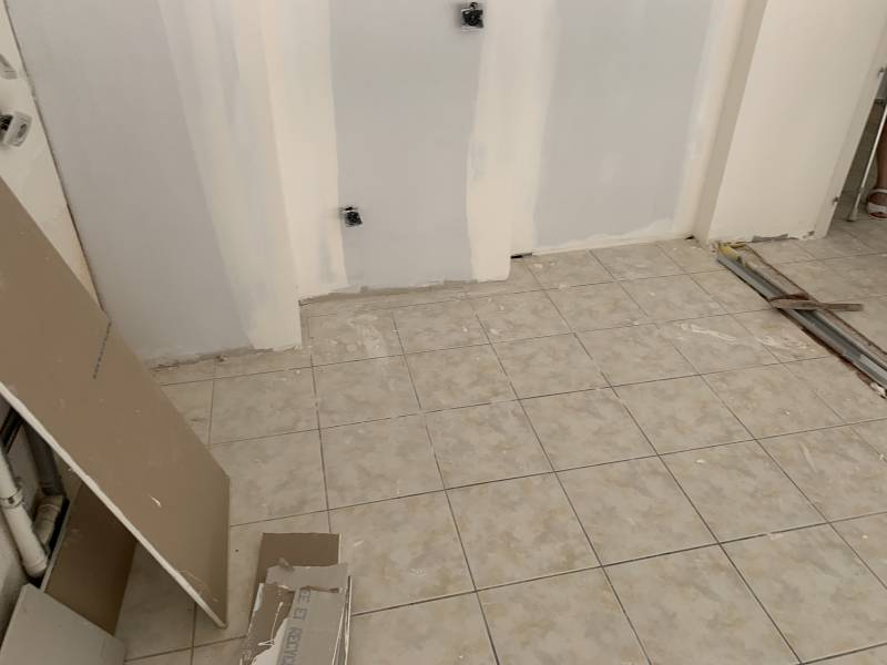 Avant/Après pose de carrelage dans un appartement à Divonne-les-Bains