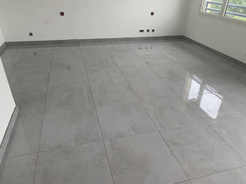 Avant/Après pose de carrelage appartement à Divonne-les-Bains