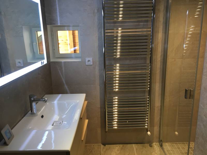 Rénovation complète d'une salle de bain à Lyon avec pose de carrelage faïence