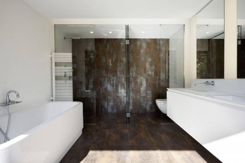 Rénovation de salle de bain à Lyon avec pose de baignoire miroir et faïence