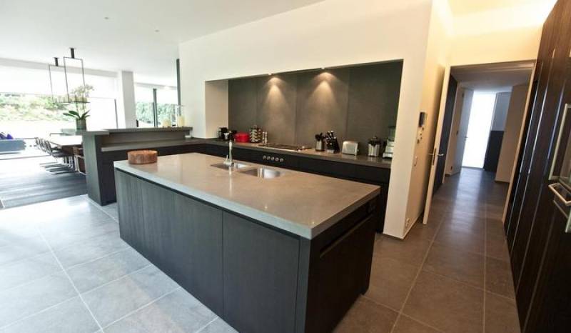 Cuisine moderne avec îlot central posée à Lyon 8