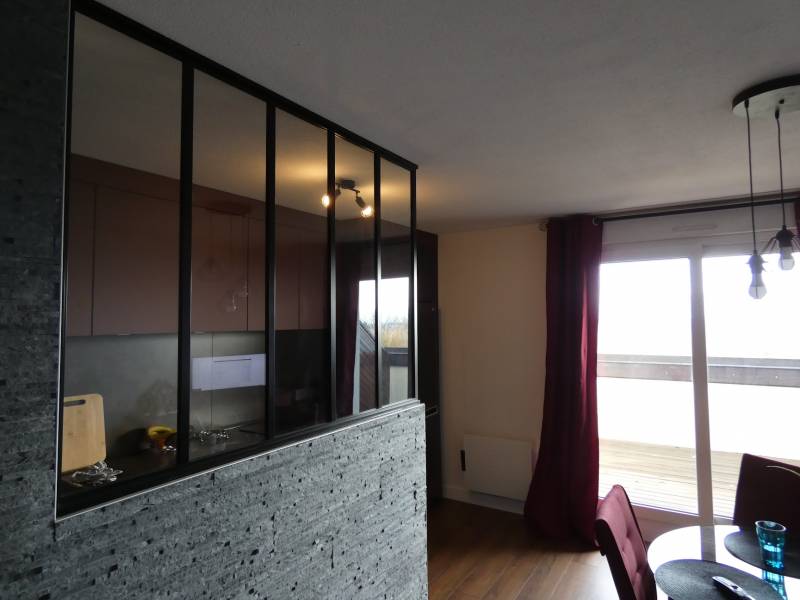 Verrière soutenue par un parement en pierres dans le Pays de Gex