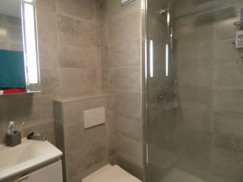 Salle de bain carrelée et faïencée dans le Pays de Gex