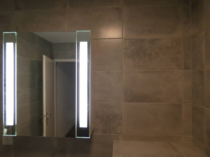 Miroir LED très tendance en ce moment dans la salle de bain à Thoiry