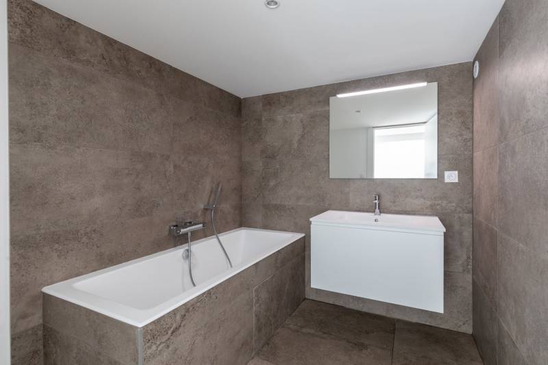 Rénovation d'une salle de bain carrelage pose de baignoire à Caluire et Cuire