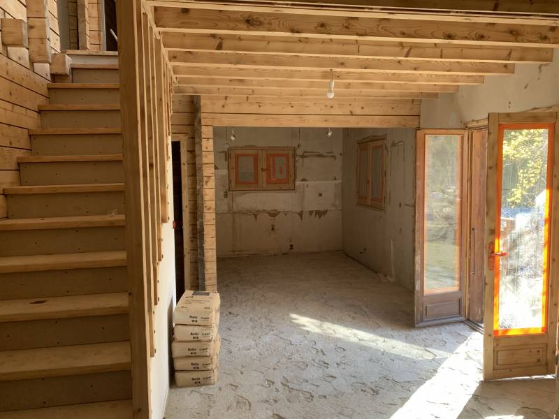 Avant/Après vue du salon marches d'escaliers habillage bois en Haute Savoie