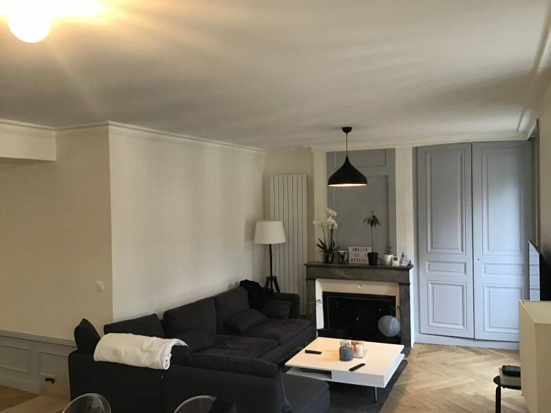 Avant/après salon peinture électricité rénovation appartement à Lyon