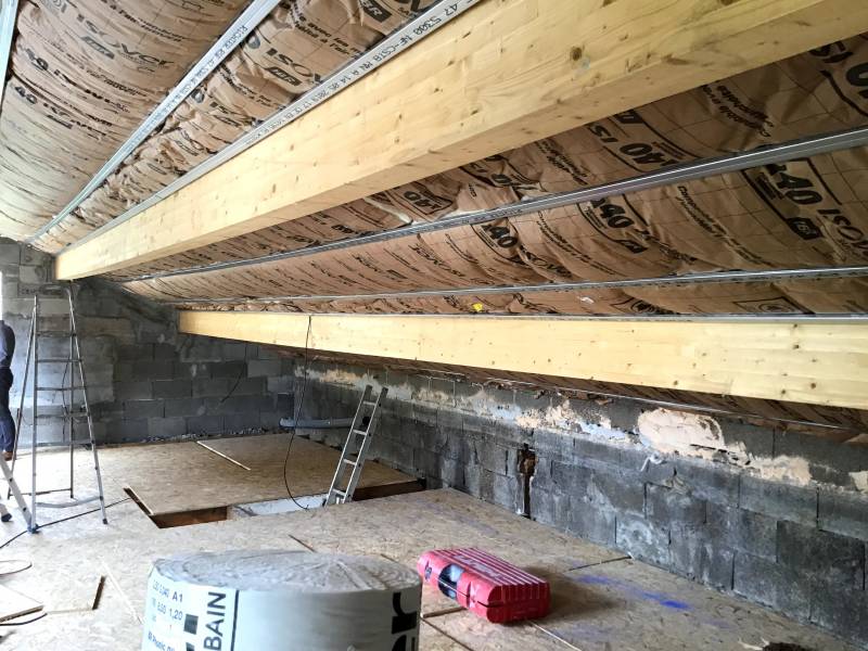 Isolation des murs d'une maison ancienne au Pays de Gex