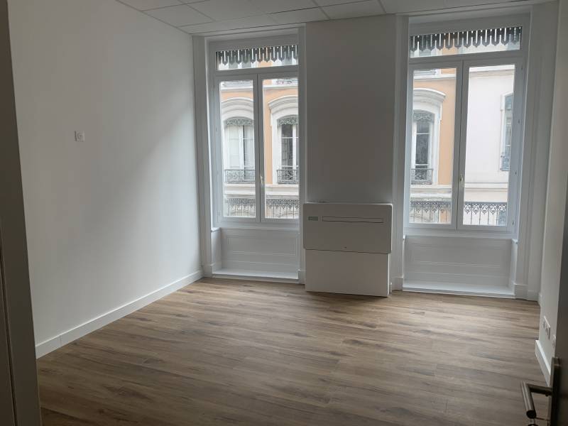 Pose de parquet massif en chêne dans un appartement à Lyon