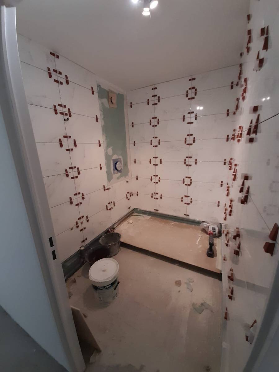 Avant/Après pose carrelage faïence salle de bain appartement Lyon 3