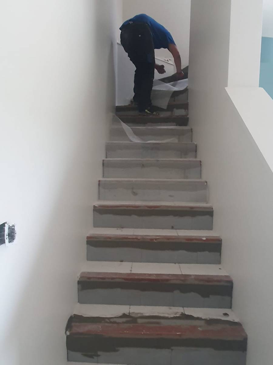 Mise en place pour application du béton ciré dans les escaliers d'une maison à Lentilly