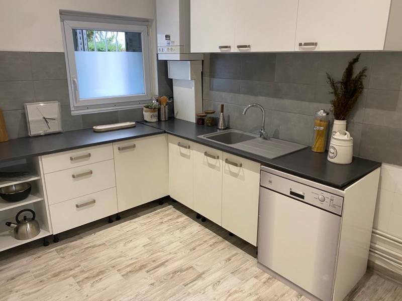 Cuisine aménagée travaux de plomberie peinture électricité dans une maison à Villeurbanne