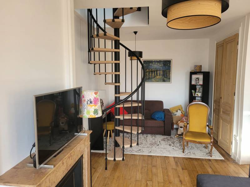 Avant/Après pose d'un escalier en colimaçon à Lyon 6