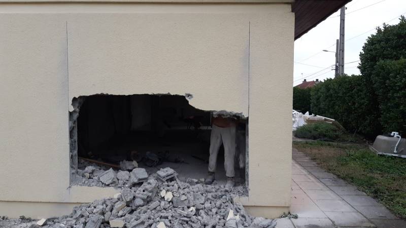 Avant après ouverture dans mur pour création de porte fenêtres à Lyon