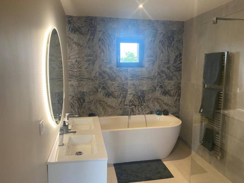 Salle de bain créée avec pose d'une baignoire à Décines près de Lyon