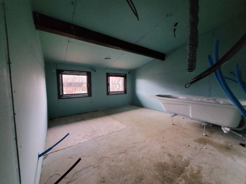 Avant/Apres renovation de salle de bain dans maison à Cluses