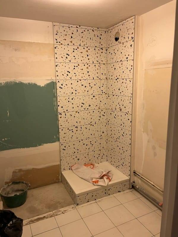 Avant/Après création d'une douche à Lyon début carrelage