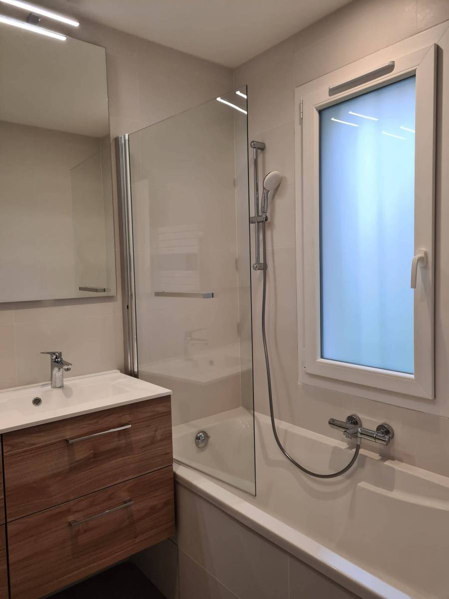 Rénovation complète d'une salle de bain à Saint Genis Pouilly par Le Dain Concept Rénovation