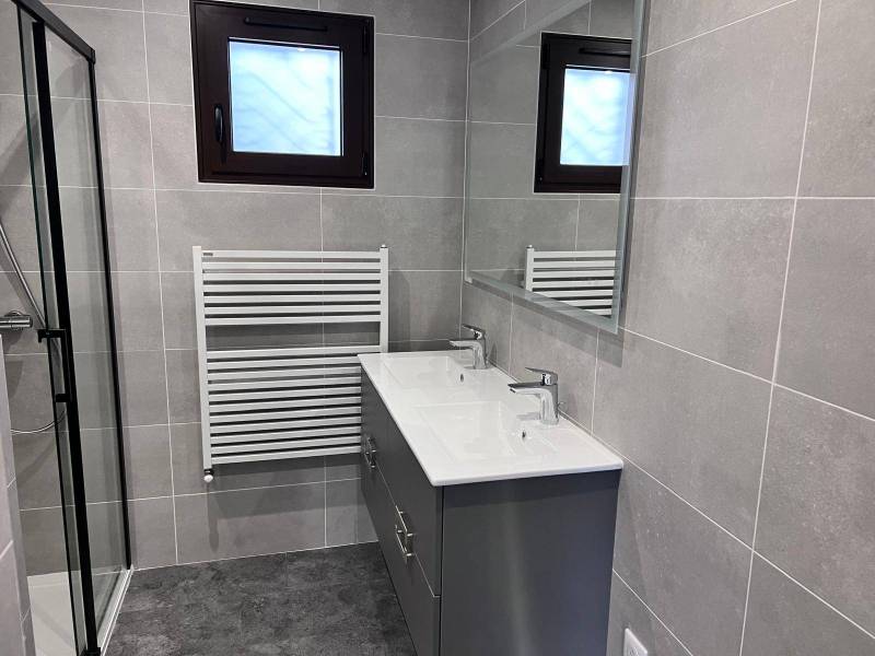 Création d'une salle de bain avec verrière en paroi de douche