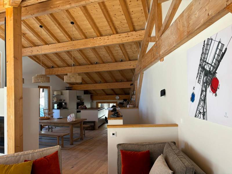 Salle à manger dans un chalet rénové en haute montagne en Savoie 
