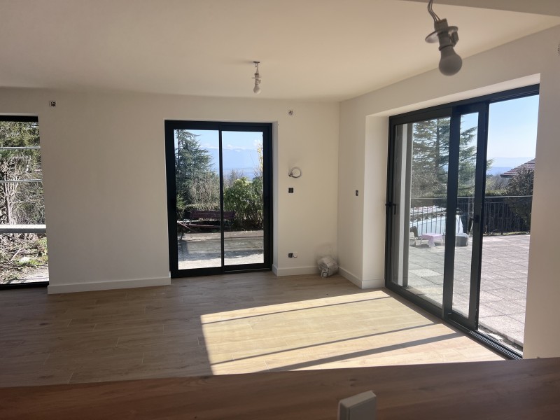 Projet de rénovation lourde d'une maison à Sergy Pays de Gex avec ouverture de murs porteurs, rénovation électrique complète, ravalement de façade, et installation de menuiseries aluminium motorisées