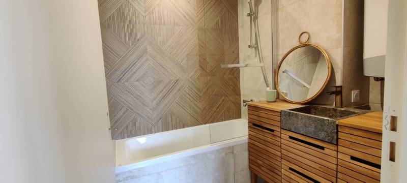 Avant/Après d'une salle de bain dans une rénovation complète à Lyon 8