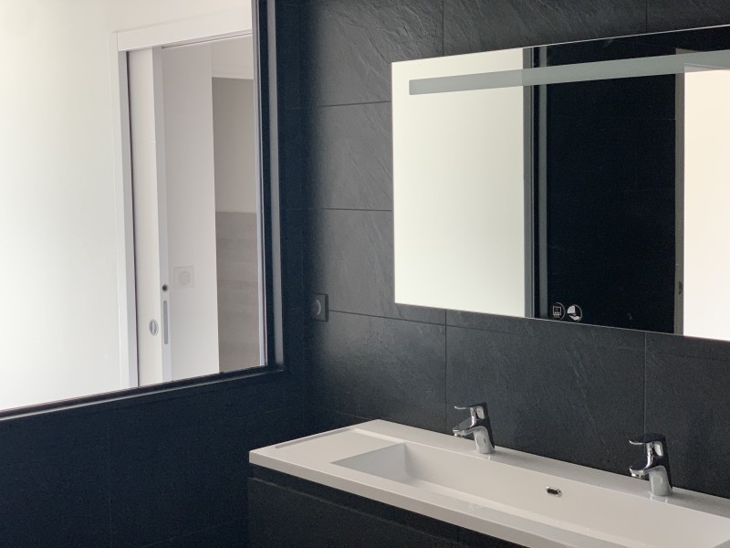 Rénovation complète avec plancher chauffant, verrière fixe, PAC Daikin et menuiseries aluminium à Saint-Genis-Pouilly