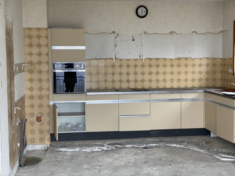 Rénovation complète avec plancher chauffant, verrière fixe, PAC Daikin et menuiseries aluminium à Saint-Genis-Pouilly