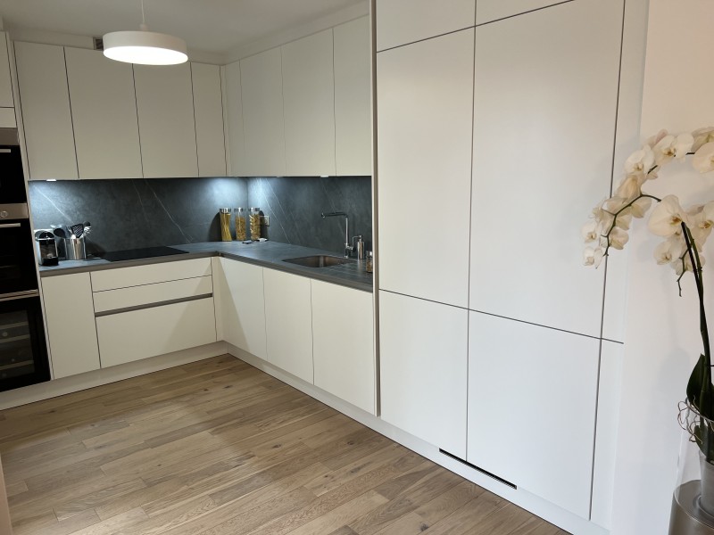 Rénovation complète avec isolation thermique renforcée, menuiserie PVC haute performance, parquet chêne vernis et terrasse sur plots dans l’Ain à deux pas de Ferney-Voltaire