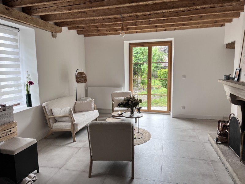 Rénovation technique complète avec isolation des combles en GR 32, menuiseries sur mesure et sols PVC à Ferney-Voltaire