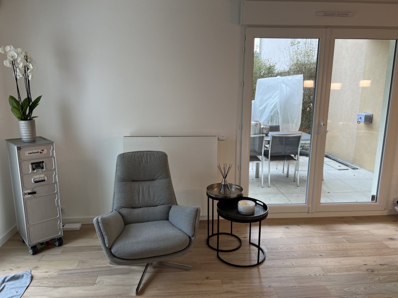 Rénovation complète avec isolation thermique renforcée, menuiserie PVC haute performance, parquet chêne vernis et terrasse sur plots dans l’Ain à deux pas de Ferney-Voltaire