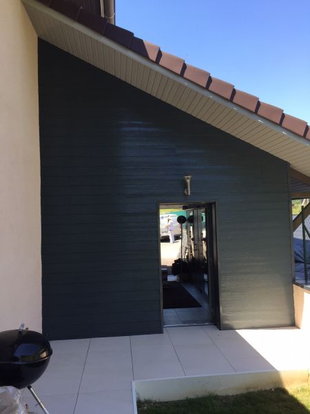 Habillage en bois d'une façade Mont d'or Limonest près de Lyon