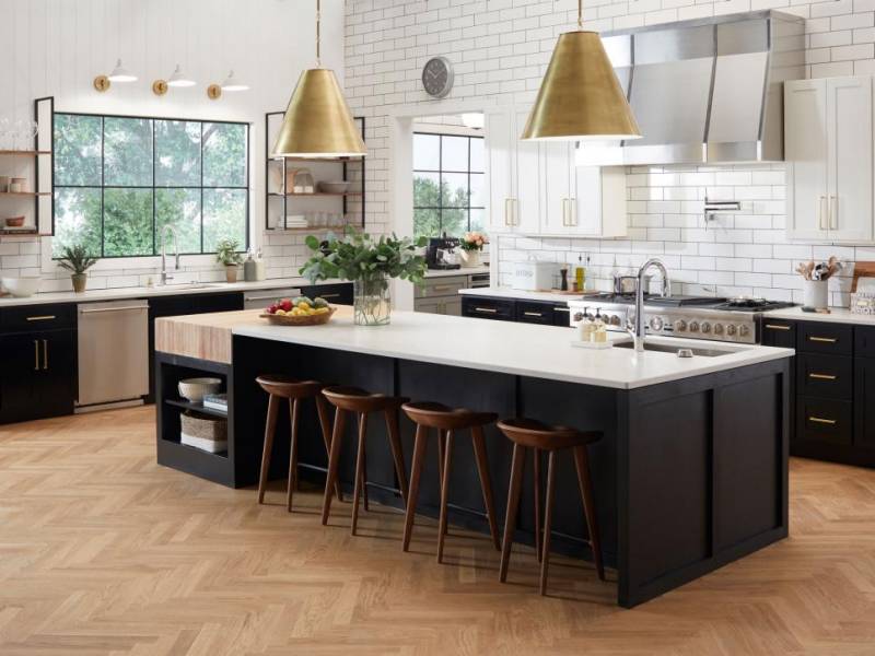 Aménagement d'une cuisine avec îlot central à Lyon en région Rhône-Alpes