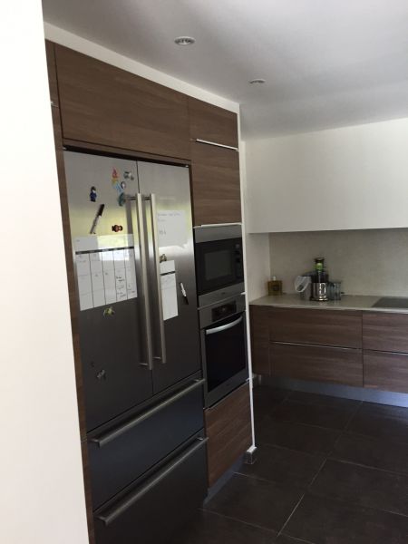 Travaux de carrelage  à Lyon dans une cuisine contemporaine d'un appartement